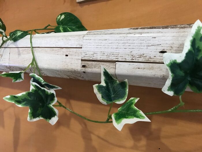 配管にフェイクグリーンを張りめぐらせます。