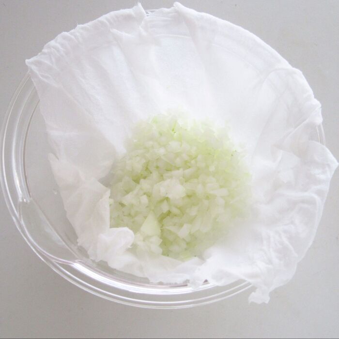 玉ねぎをみじん切りにして加熱する。