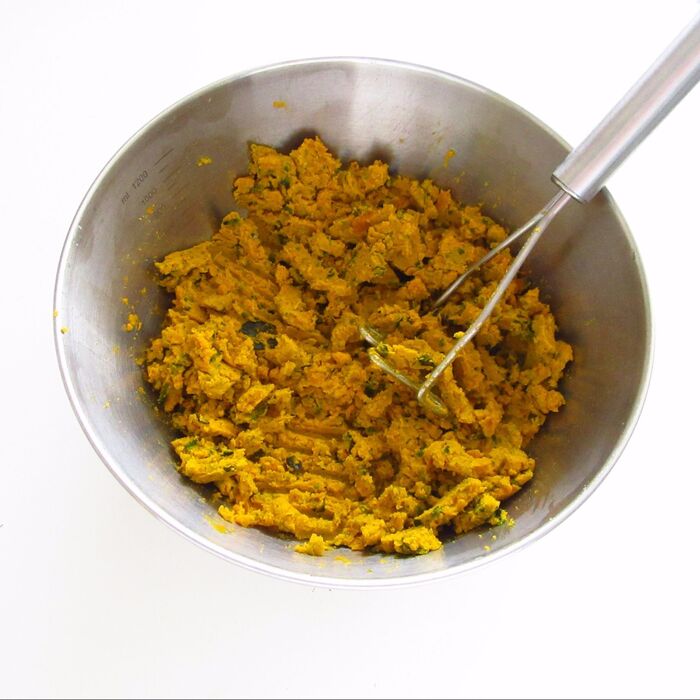 かぼちゃはレンジで加熱してマッシュする。