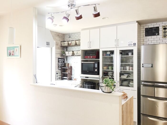 シンプルなL字対面キッチン壁