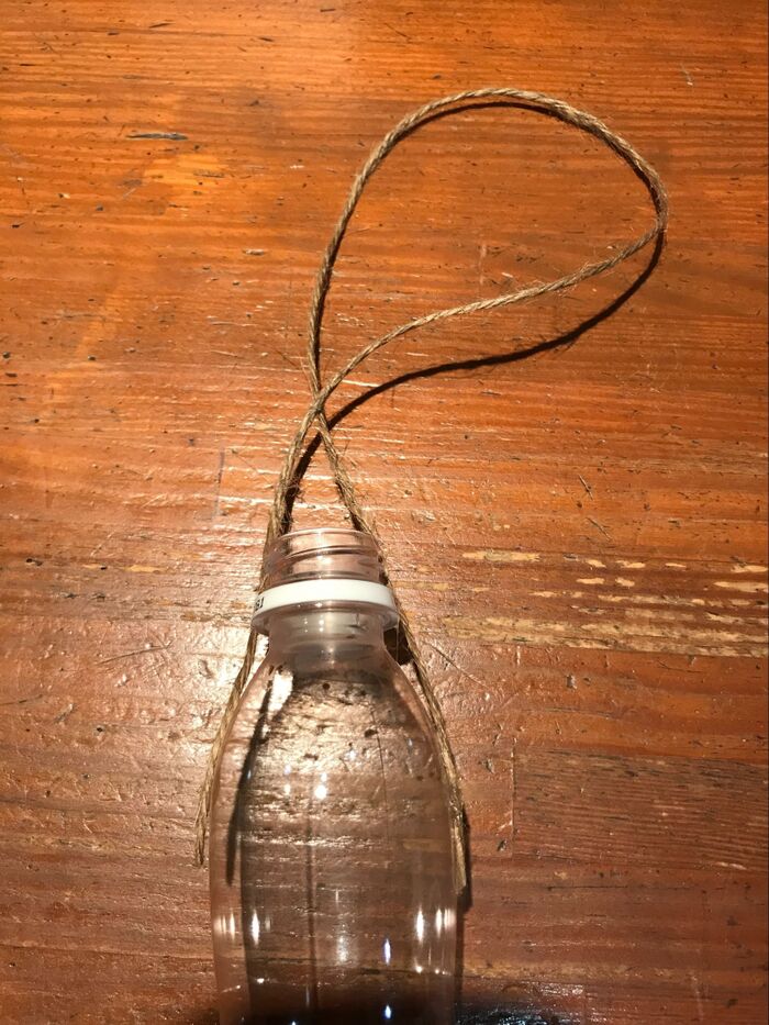 ペットボトルに麻紐を巻きつけます。