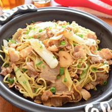 みんなでワイワイ食べたい♡塩ねぎガーリック焼きそば