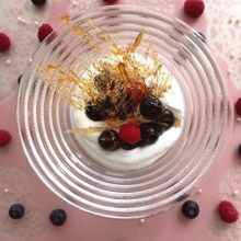 カリッとあめがけしたブルーベリーのヨーグルトクリーム添え