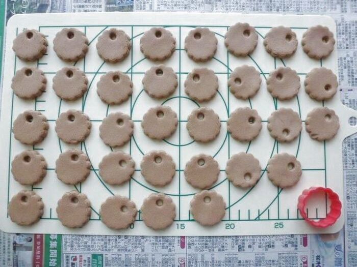 粘土をこねて、型抜きする