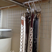 簡単にできる!100均のつっぱり棒でクローゼットのデッドスペースがベルト収納に!