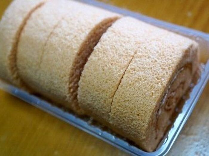 1.市販のロールケーキ。