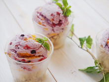 ガーリーピンクのベリー&ベリーフローズンヨーグルト
