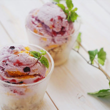 ガーリーピンクのベリー&ベリーフローズンヨーグルト