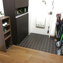 玄関に「学校風下駄箱」を設置し、ぬいだ靴の一時置きに