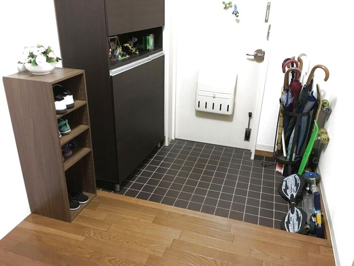 玄関に「学校風下駄箱」を設置し、ぬいだ靴の一時置きに