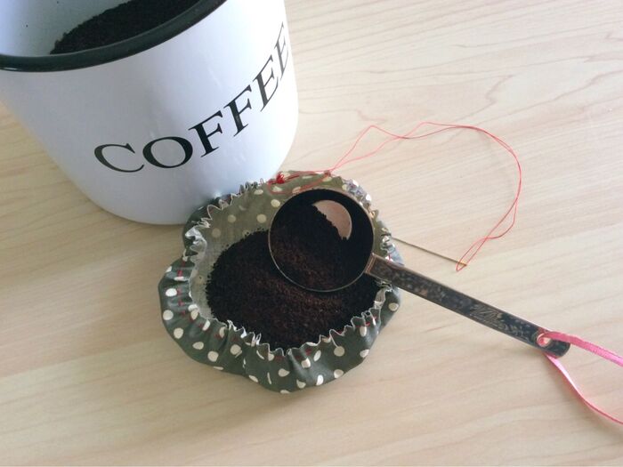 生地回りを縫ってコーヒーを包みます♪