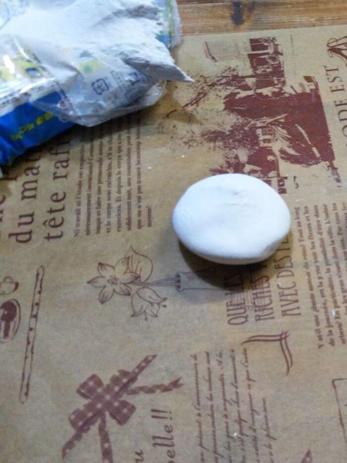 1）紙粘土をピンポン玉ほどの大きさに丸めます。