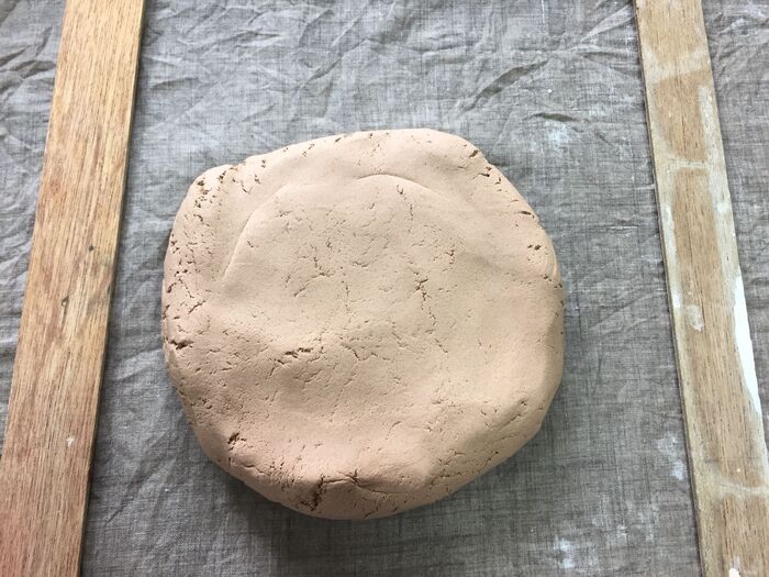 粘土をよく練ってから伸ばす