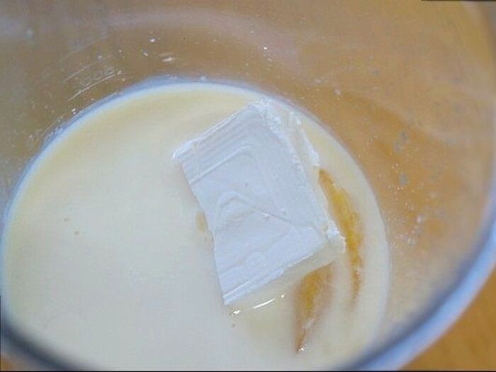 1.ミキサーに材料を入れる。