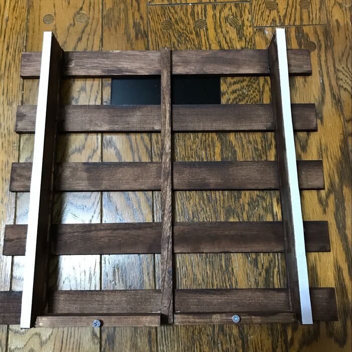 強力スポンジ両面テープを貼ります。