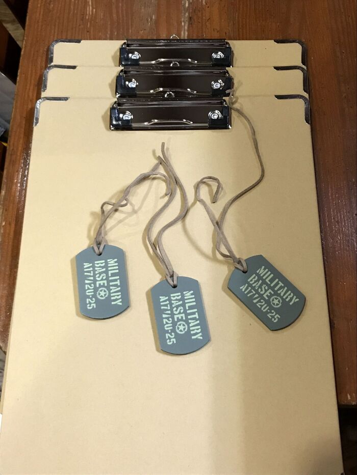 クリップボードにプレートモビールをくっつけます。