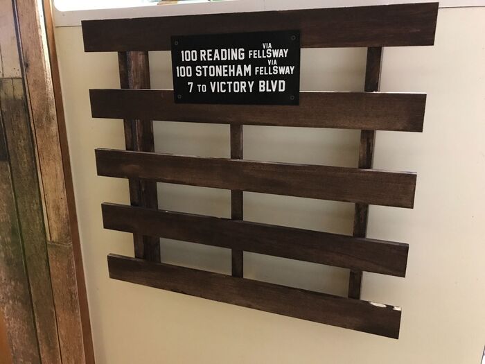 壁に貼ります。