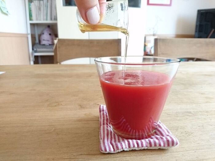 トマトジュースに梅シロップを加えます