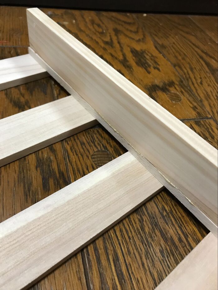 ボンドで角材を接着します。