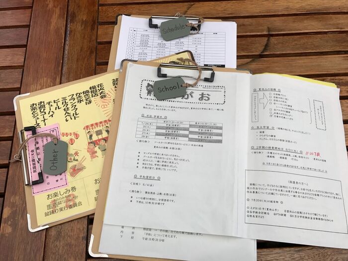 プリントを挟みます。