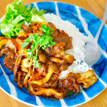 夏はやっぱりカレー味!豚バラ&しめじで簡単!「スタミナカレー丼」