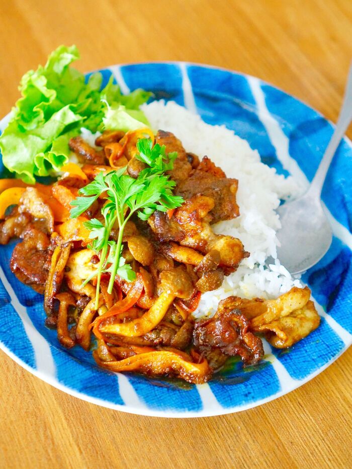 夏はやっぱりカレー味!豚バラ&しめじで簡単!「スタミナカレー丼」