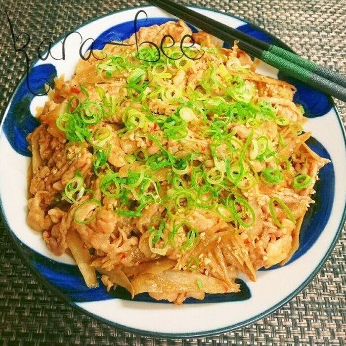 豚コマで節約!ご飯にかけたい♡豚ごぼうのピリ辛ごま味噌炒め