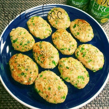 ビールが進む餃子味♡ スタミナ満点!チーズ入り餃子つくねバーグ