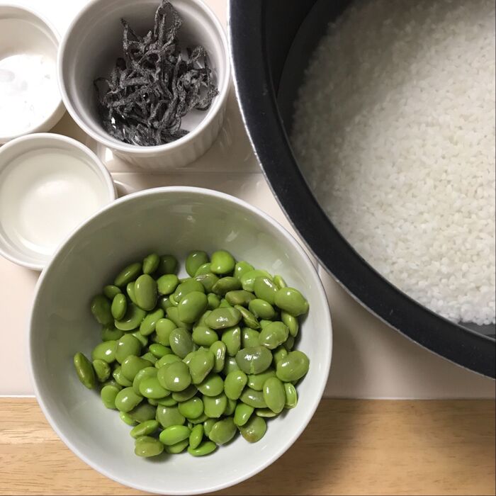 炊飯器に材料を入れて*