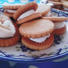 【材料費ワンコイン以内】ほっぺが落ちちゃう!? マシュマロビスケットサンド