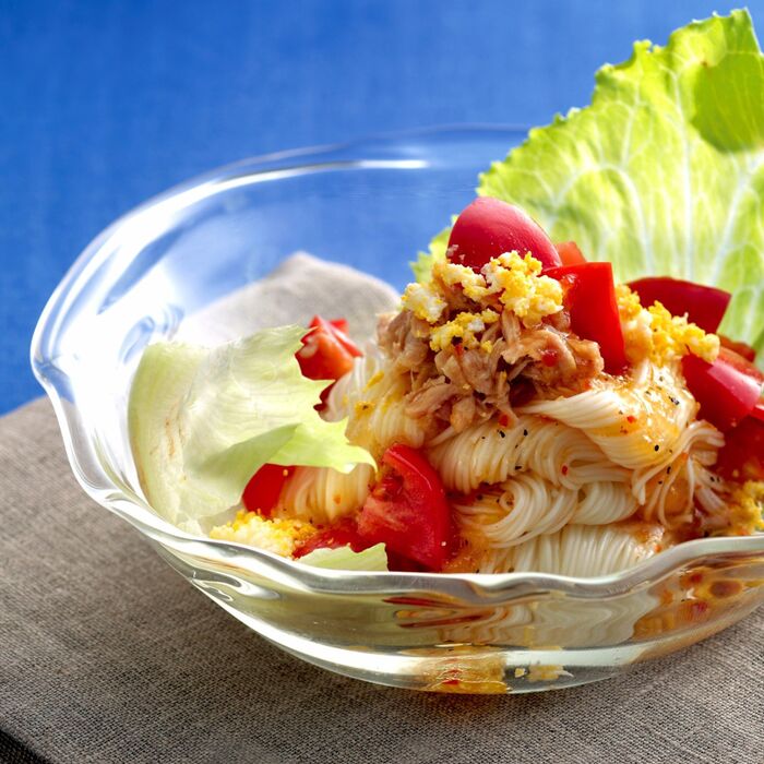 夏の定番!そうめんdeツルッとサッパリアレンジレシピ♪【トマトとツナのサラダそうめん】