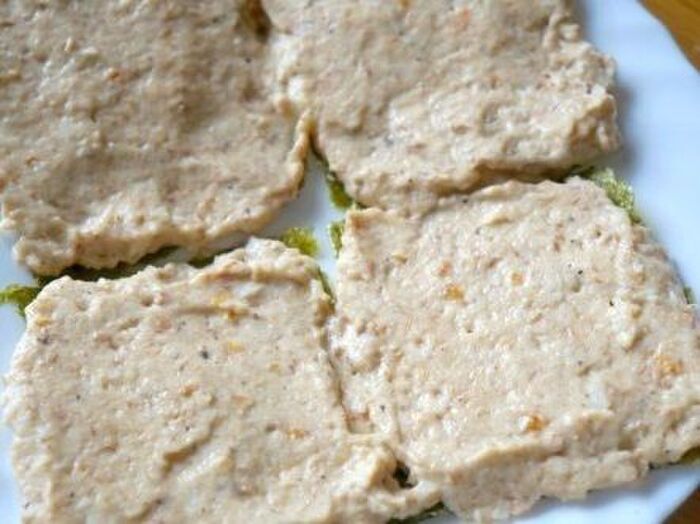 3.タネを海苔に乗せる。