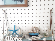 【100均リメイク】カーテンタッセルと木板で夏雑貨のディスプレイ棚をDIY