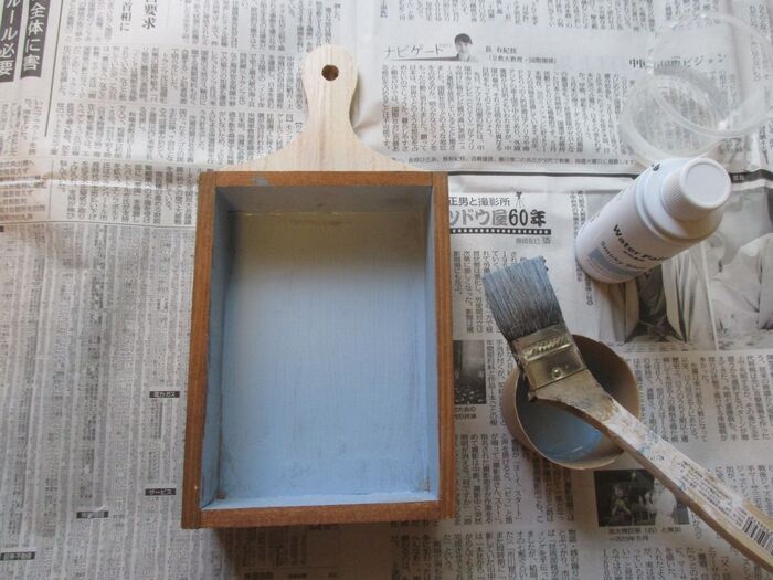 ②水性塗料をトレイの内側に塗る。