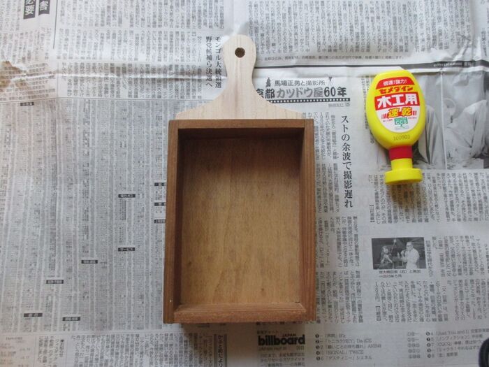 作り方①カッティングボードにトレイをボンドでくっつける。