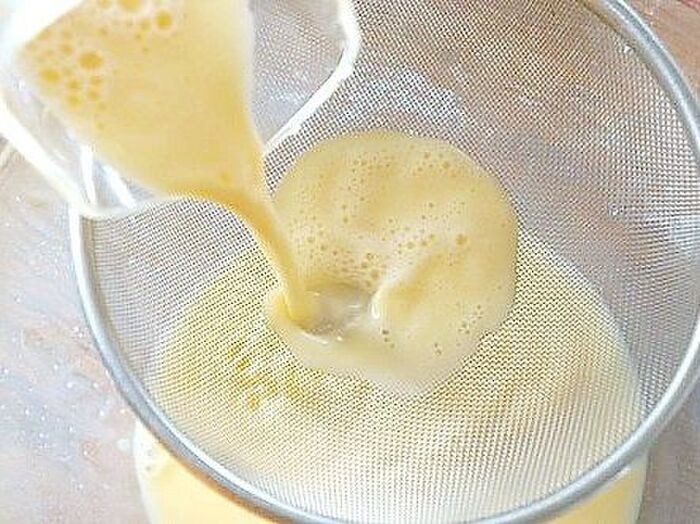 2.ザルや網で漉す。