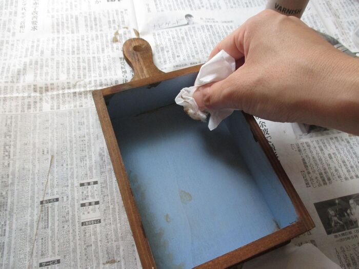 ⑤ニスを塗りすぎたところは水を含ませたティッシュで広げる。