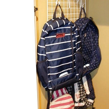 つっぱり棒&ワイヤーネットで★リュック類をすっきりしまえる収納の工夫