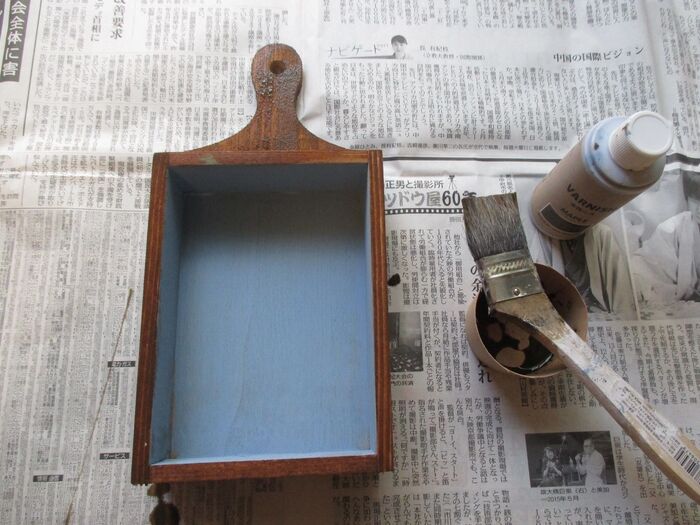 ③水性ニス(メープル)を塗る。