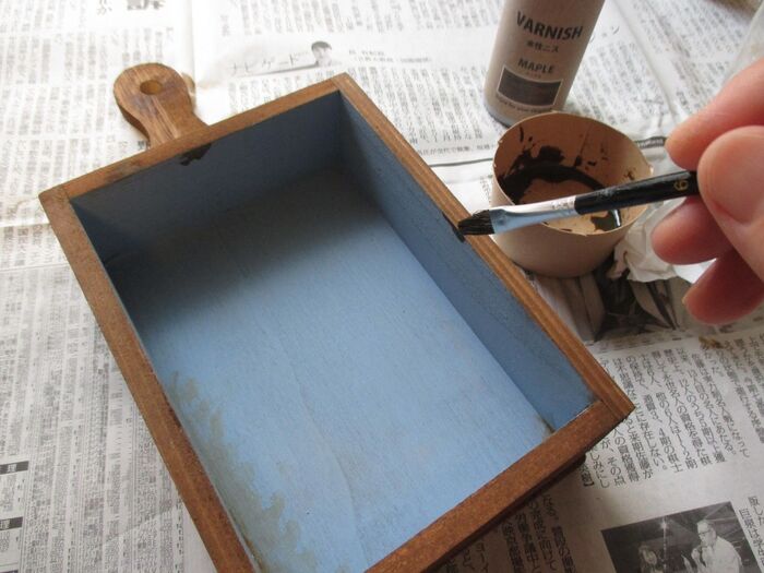 ④水性ニスを細い筆でところどころにつける。