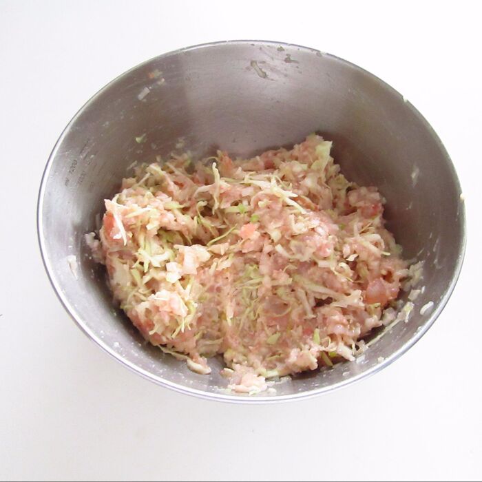具材を混ぜる。
