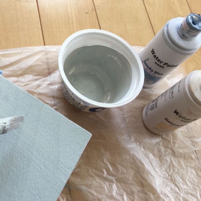 ●板とネームプレートに色を塗ります