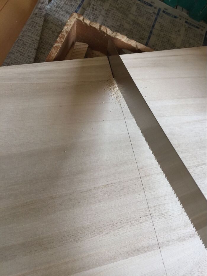 ●板材をノコギリでカットします