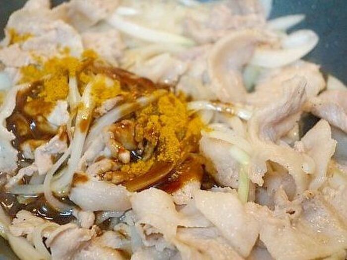 2.玉ねぎを入れ味つけする。