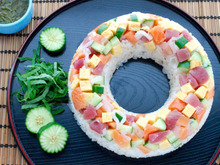 コロコロの具材がかわいい! ドーナツ型のちらし寿司
