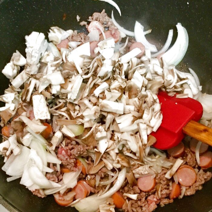 【工程】③玉ねぎ・舞茸を加えて炒める