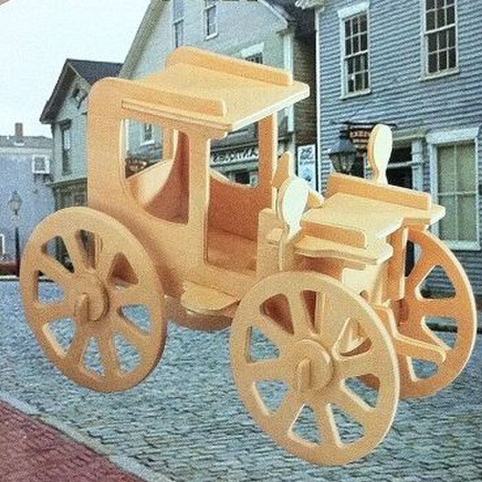 1、人力車のもとになるクラスチックカーをカットする。。