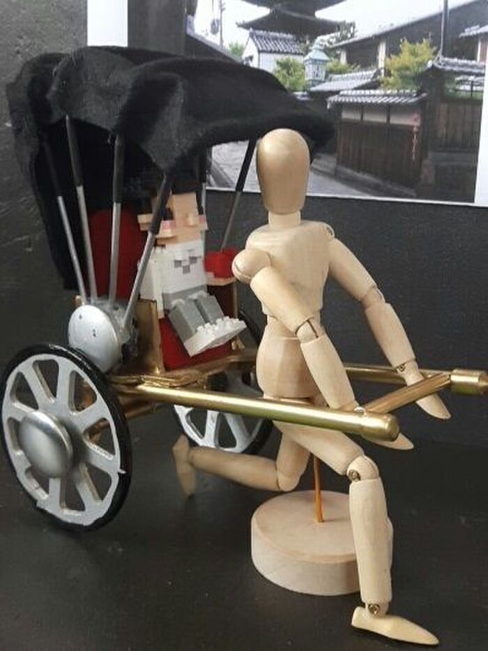 古都の町を、人力車で快走する様子のインテリア小物を100均の材料で作ってみました。
