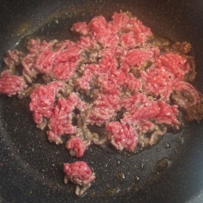 豚のひき肉を炒める