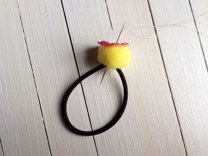 上から下へ針を戻します。